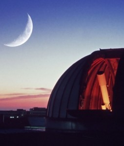 startbild_kuppel_mond2
