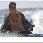 Akram und die Mauer im Meer_Foto John Toft